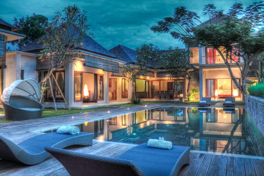 Tropische Luxusvilla mit Garten und Swimmingpool | welcher Typ Immobilie passt zu mir?